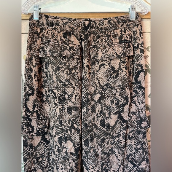 Sanctuary Lightweight Utility Reptile Snake Print Crop Pant Straight Leg Brown S - Picture 5 of 10